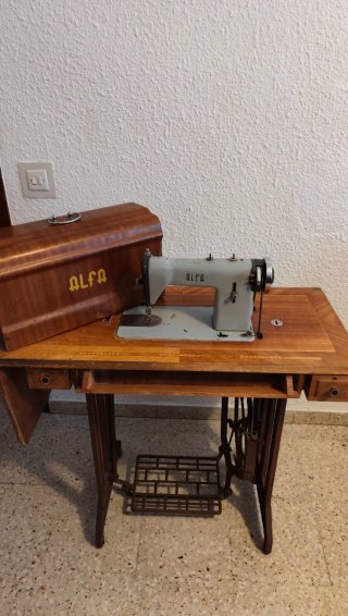 Máquina de coser Alfa con tapa de madera