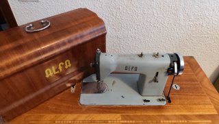Máquina de coser Alfa con tapa de madera
