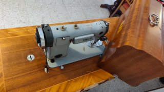 Máquina de coser Alfa con tapa de madera