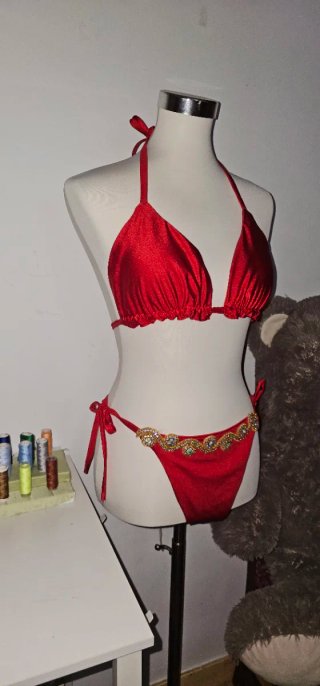 Bikini rojo con pedrería dorada