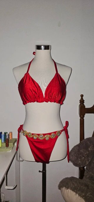 Bikini rojo con pedrería dorada