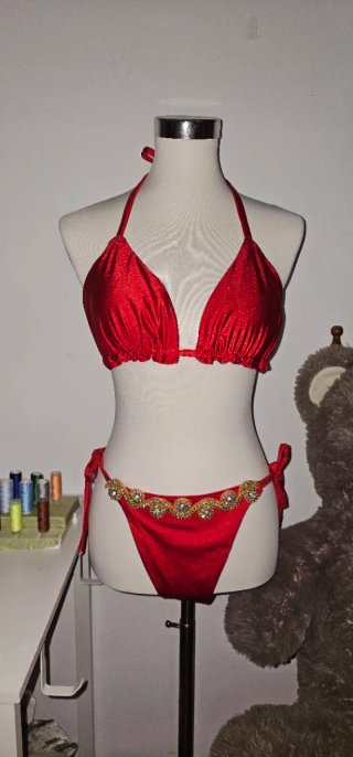 Bikini rojo con pedrería dorada