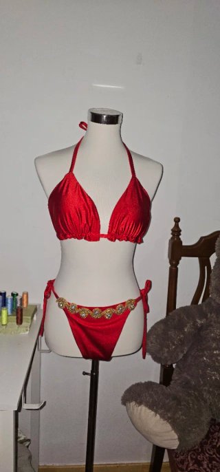 Bikini rojo con pedrería dorada