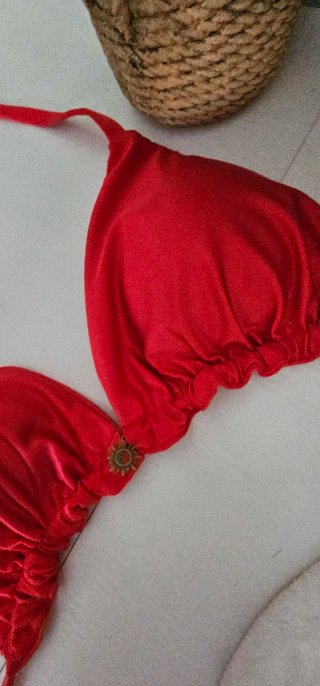 Bikini rojo con pedrería dorada
