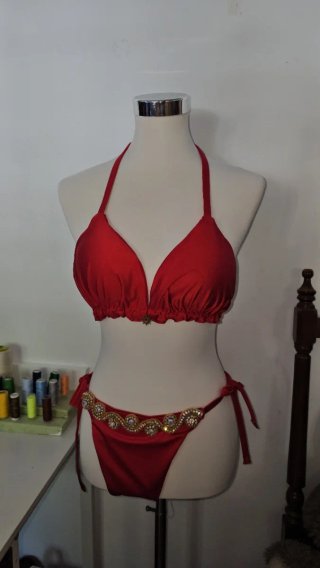 Bikini rojo con pedrería dorada