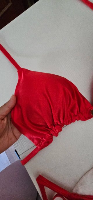 Bikini rojo con pedrería dorada