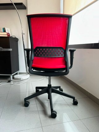 Silla de oficina ergonómica roja y negra.
