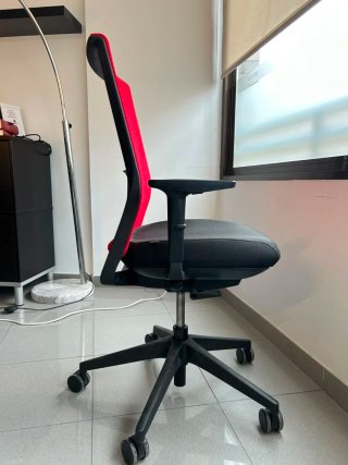 Silla de oficina ergonómica roja y negra.