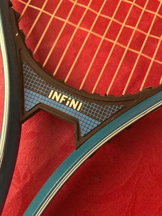 Dos raquetas de tenis Rossignol e Infiniti