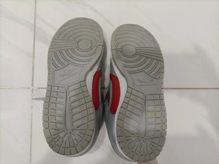 Nike Dunk Low grises y rojas