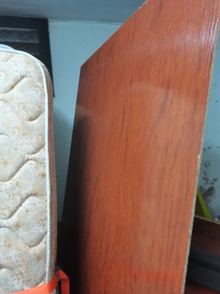 Estantería de madera con cajones