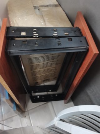 Estantería de madera con cajones
