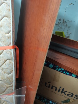 Estantería de madera con cajones
