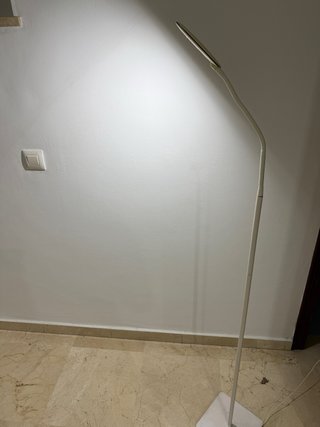 Lámpara LED de pie flexible y regulable