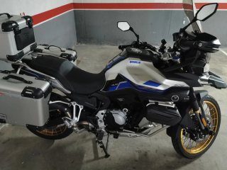 Voge 900 DSX con maletas
