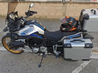 Voge 900 DSX con maletas