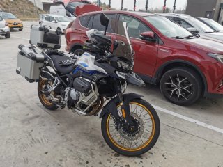 Voge 900 DSX con maletas