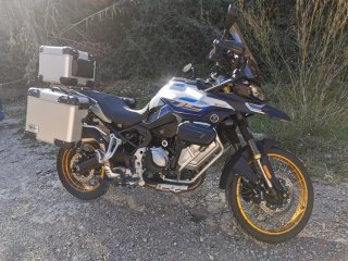 Voge 900 DSX con maletas