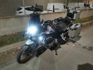Voge 900 DSX con maletas