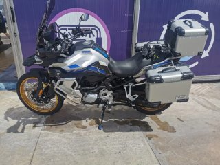Voge 900 DSX con maletas