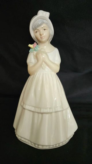 Figura de porcelana,Porceval; Joven con Flores.
