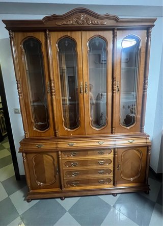 Vitrina de madera y cristal