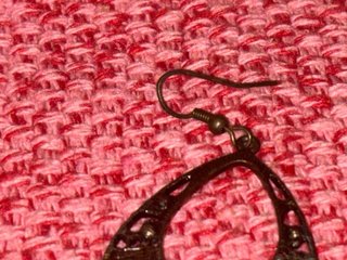 Pendientes de flor dorados y rosas