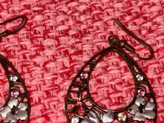 Pendientes de flor dorados y rosas
