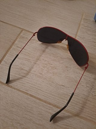 Occhiali da sole Ray-Ban neri e rossi
