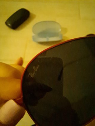 Occhiali da sole Ray-Ban neri e rossi