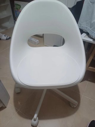 Silla de escritorio blanca con ruedas