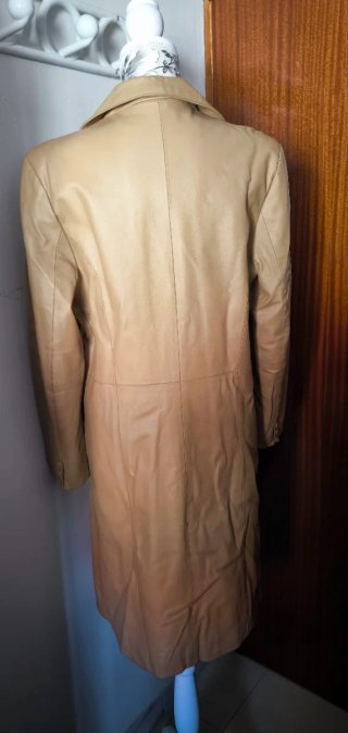 Abrigo largo de piel beige