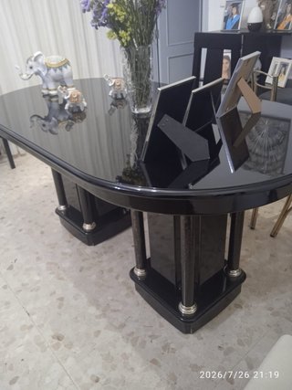 Muebles de salón en negro con Detalles Dorados