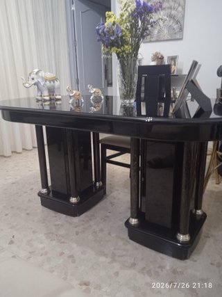 Muebles de salón en negro con Detalles Dorados