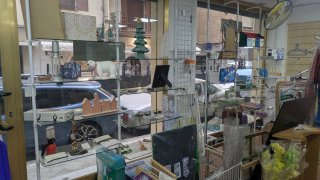 Estanterías de cristal y metal
