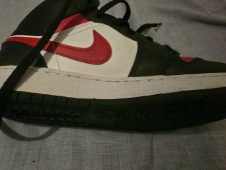Zapatos Jordan 1 Mid Negro Rojo