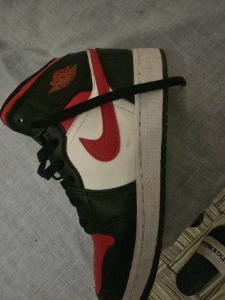 Zapatos Jordan 1 Mid Negro Rojo