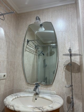 Mueble de baño curvo con mármol