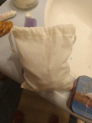 Neceser de tela beige y blanco