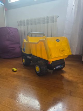 Camión de juguete amarillo
