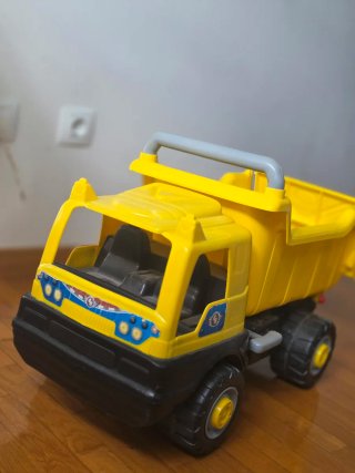 Camión de juguete amarillo