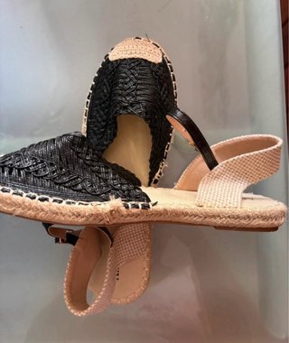 Sandalias planas negras y beige Sin estrenar