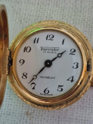 Lote Antigüedades: Joyero, Reloj, Broche