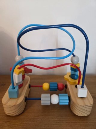 Juguete infantil de madera con cuentas