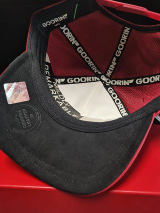 Gorra Goorin Bros Toro Roja y Blanca. Talla única.