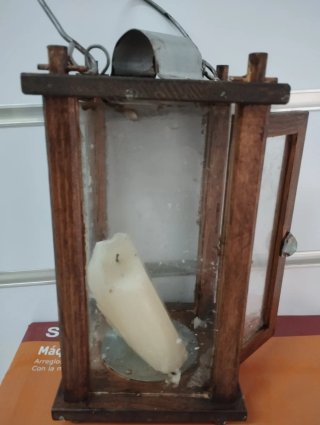 Farolillo de madera con vela
