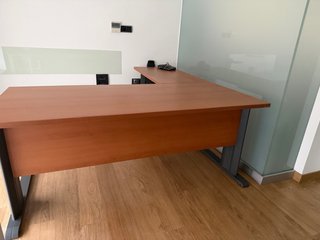 Mesa de oficina grande con ala-madera y estructura
