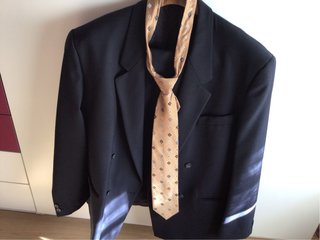 Traje de hombre azul marino y corbata