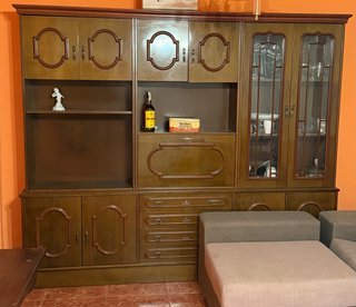 Mueble de comedor de madera y cristal