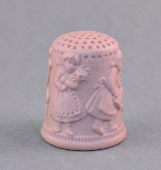 DEDAL LLADRO NIÑA REGANDO
